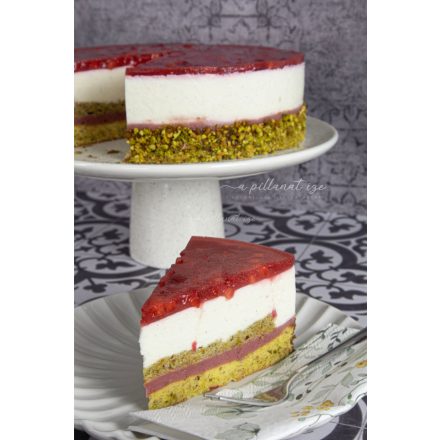 Tejfölös fehércsoki mousse torta balzsamecetes sült eperrel, pisztáciával
