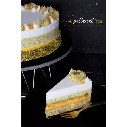 Sárgabarackos pisztácia torta tejfölös fehércsokis krémmel