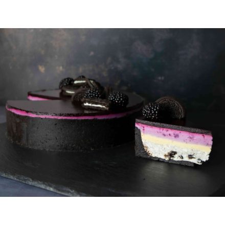 Karamellás "O keksz" torta fekete szederrel, áfonyával sütés nélkül