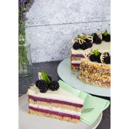 Fehércsokis marcipánkrémes  szeder torta mandulával